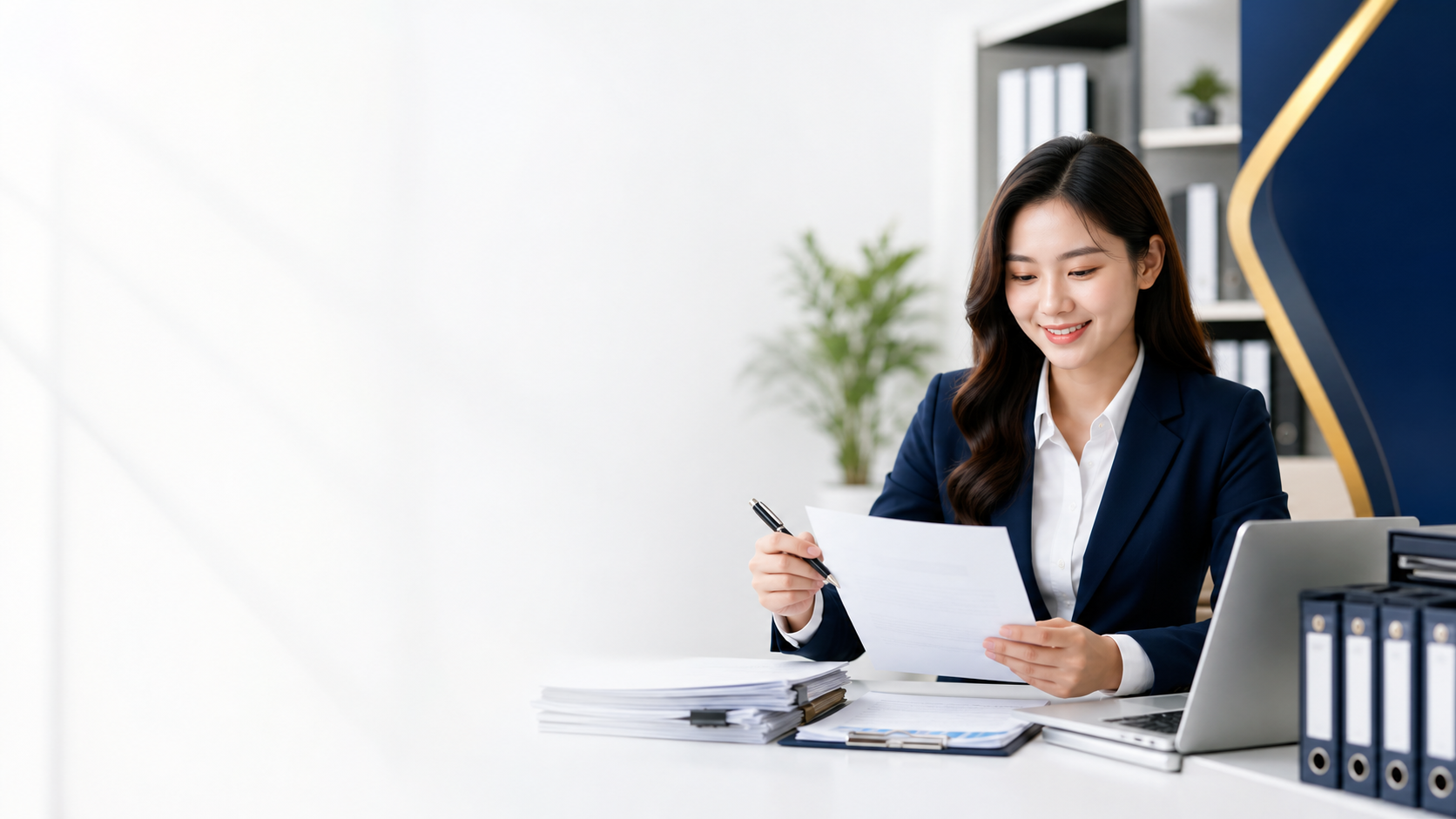 Chuyên viên kế toán rà soát và hoàn thiện chứng từ
